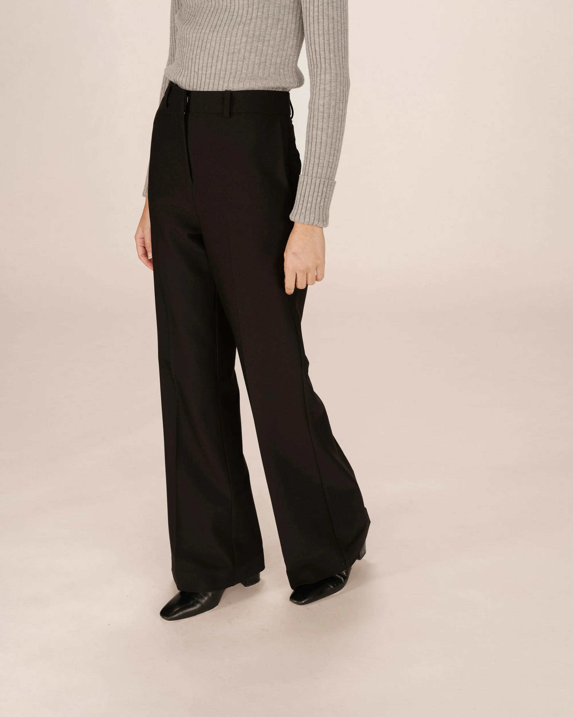 FW2513019-NOIR___P2_a1fc5943-3860-4b5a-9c04-b91c0231e5c1 PANTALON NOIR SINGER Pantalon de tailleur flare grace et mila